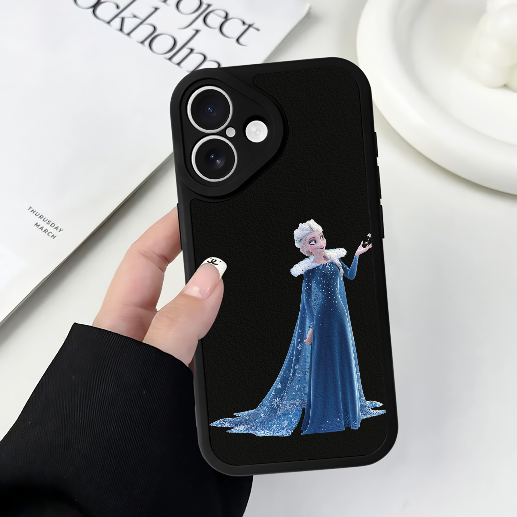 （画像用） アナと雪の女王 アンナ エルサ Frozen Anna Elsa 【iPhone 16シリーズ対応】シリコンスマホケース（レザー調） 材質：シリコン